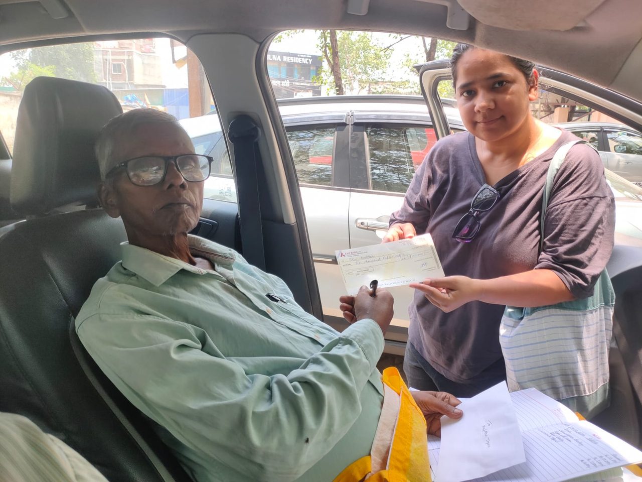 A supporter contributing a donation to Treenighet Foundation
